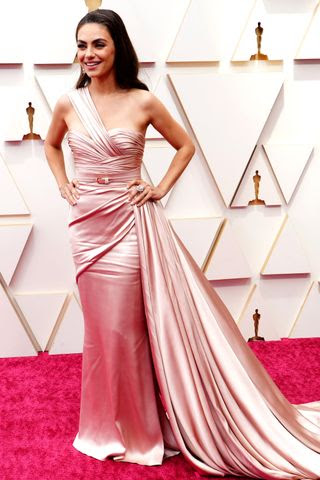 mila kunis en lso premios oscar 2022