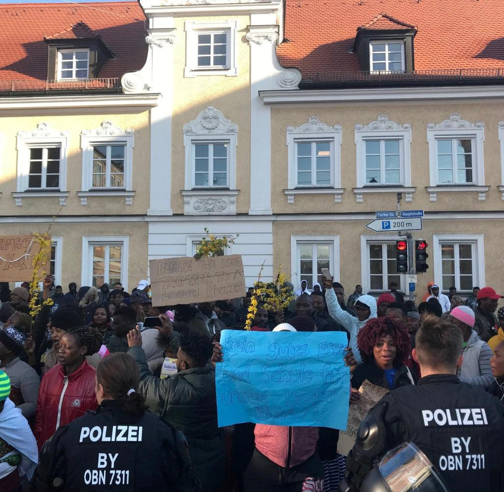Demonstration von FlÃ¼chtlingen vor dem Rathaus FÃ¼rstenfeldbruck Bayern
