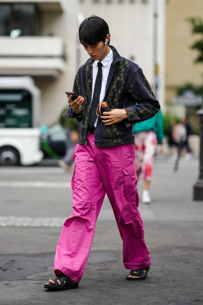 Asistente a la Semana de la Moda de París primavera verano 2023.