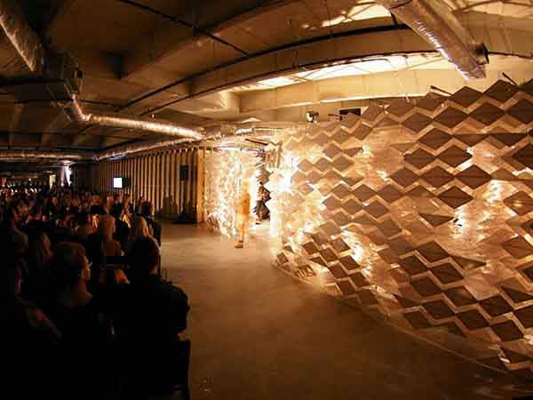 the-architect-used-paper-covered-hangers-as-a-backdrop-to-manipulate-pattern-light-and-shadow-for-a-fashion-show