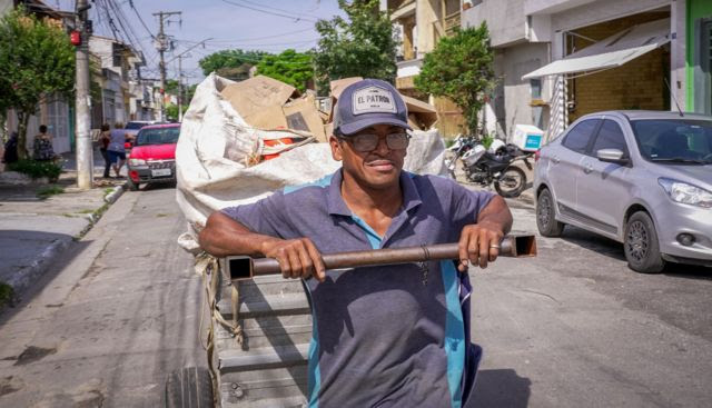 Elias empurrando carrinho com reciclagem pelas ruas de Guarulhos