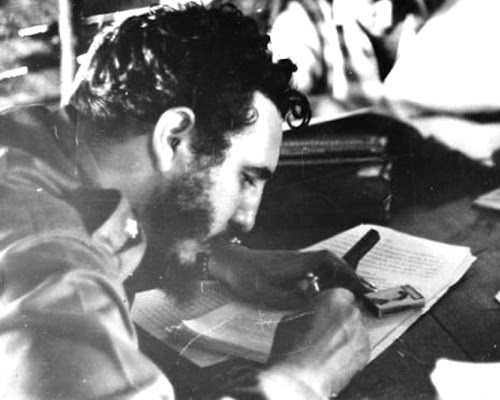 Fidel firma Ley de Reforma Agraria (1)