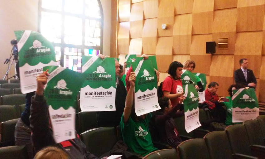 Miembros de 'Aragón Sin Desahucios' en el pleno del Ayuntamiento de Zaragoza. Foto: Alberto Cubero