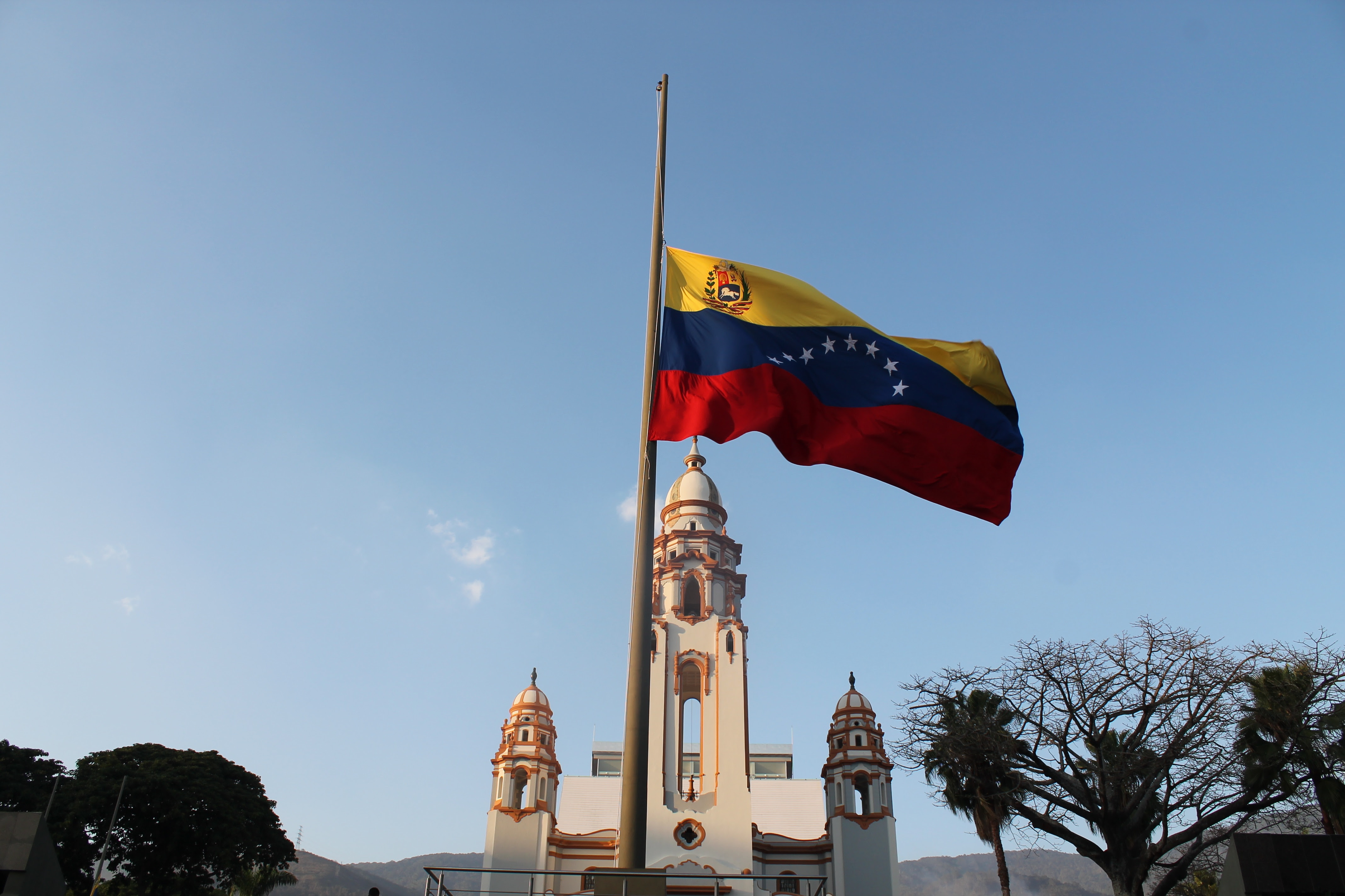 La <b>bandera venezolana a media asta</b> en la Plaza del Panteón Nacional ...