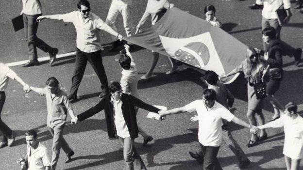 Uma das manifestações estudantis ocorridas em 1968, contra as quais representantes da linha dura no regime militar pressionavam o presidente Costa e Silva a decretar um novo ato institucional para liberar instrumentos repressivos; o resultado foi o AI-5