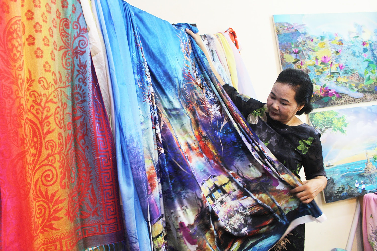 Lạ lùng cách nữ họa sỹ Hà Nội biến vải vụn thành
                tác phẩm nghìn đô - 5