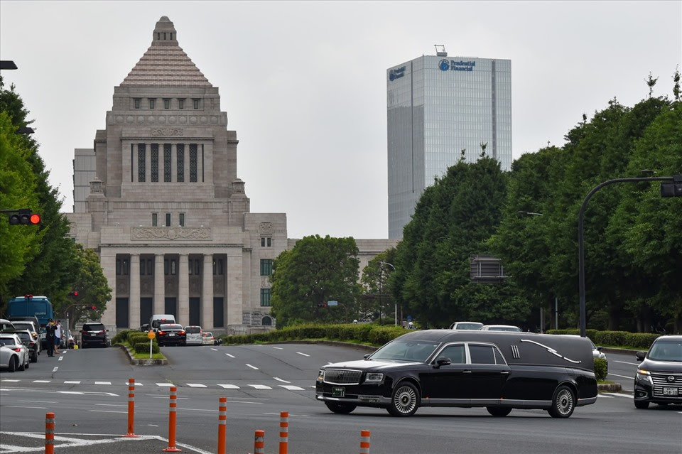 Xe tang chở linh cữu cố Thủ tướng Nhật Bản Abe Shinzo đi qua những nơi ông gắn bó trong nhiều năm. Ảnh: AFP