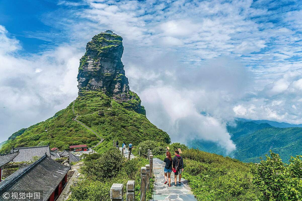 Khách du lịch từ khắp nơi trên thế giới hành trình đến địa điểm kỳ diệu này để tận hưởng khung cảnh tuyệt đẹp của Khu bảo tồn Thiên nhiên Quốc gia Fanjingshan. Nơi đây là nhà của hơn 2.000 loài thực vật và hàng trăm động vật quý hiếm. Ảnh: VCG