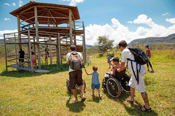As trilhas são possíveis tendo uma equipe preparada para atender pessoas com deficiência a vencer os obstáculos da natureza