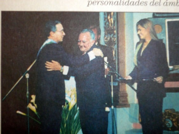 El presidente Uribe condecoró, al entonces gobernador de Córdoba Jesús María López, condenado por firmar el pacto de Ralito y ser pieza clave en la expansión de las autodefensas en el departamento de Córdoba. Se comprobó que desvió al menos $ 200 millones de la salud del departamento para construir un hospital al que los 'paras' llevaban a sus heridos de guerra.