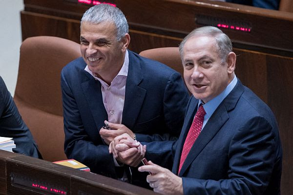 Finance Minister Moshe Kahlon (L) and Prime Minister Benjamin Netanyahu (R) seen during a vote at the assembly hall of the Israeli parliament during the state budget vote for 2017-2018.