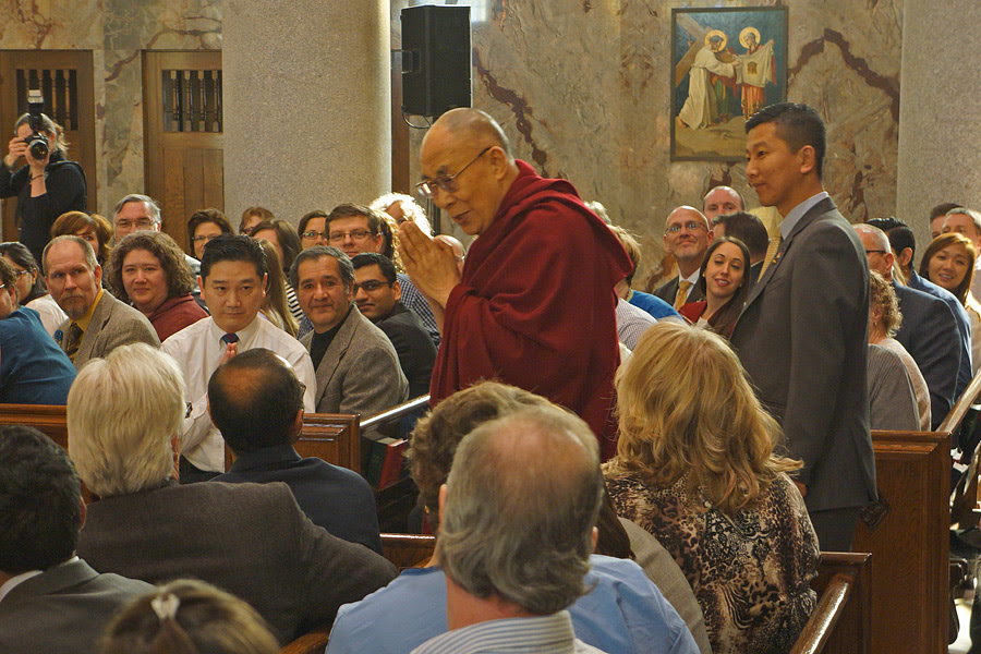 His Holiness the Dalai Lama greeting members of the audience as he arrives at the chapel of the Mayo Clinic in Rochester, Minnesota, USA on February 29, 2016. Photo/Jeremy Russell/OHHDL