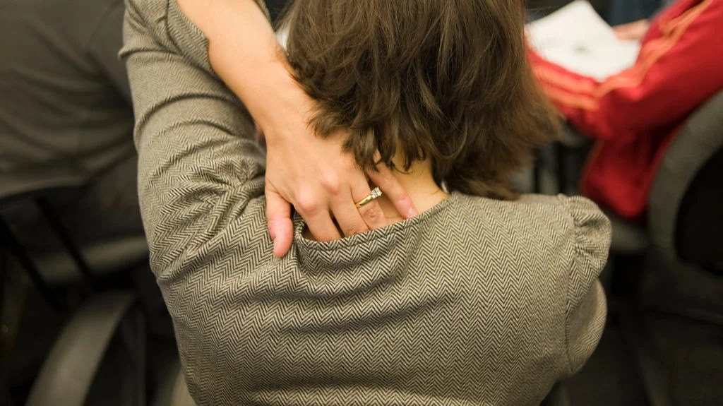 a woman scratching her back because she has an itch there from notalgia paresthetica