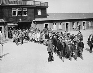 Освобожденные дети Бухенвальда
 выходят из ворот лагеря