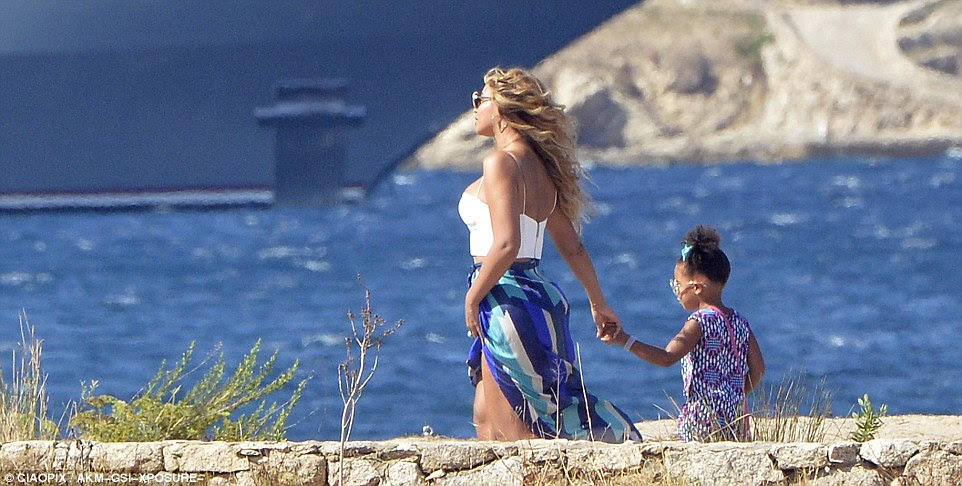 2C44A3DF00000578-3232877-Bonding_time_Beyonce_clutched_onto_little_Blue_s_hand-a-187_1442167077005