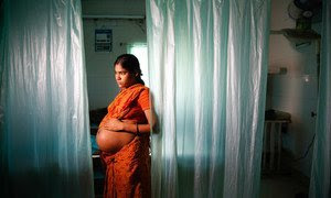 Una futura madre se prepara para dar a luz en Calcuta (India).