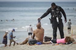 La privatización de las playas se convierte en un foco de tensión en EEUU para un verano de pandemia