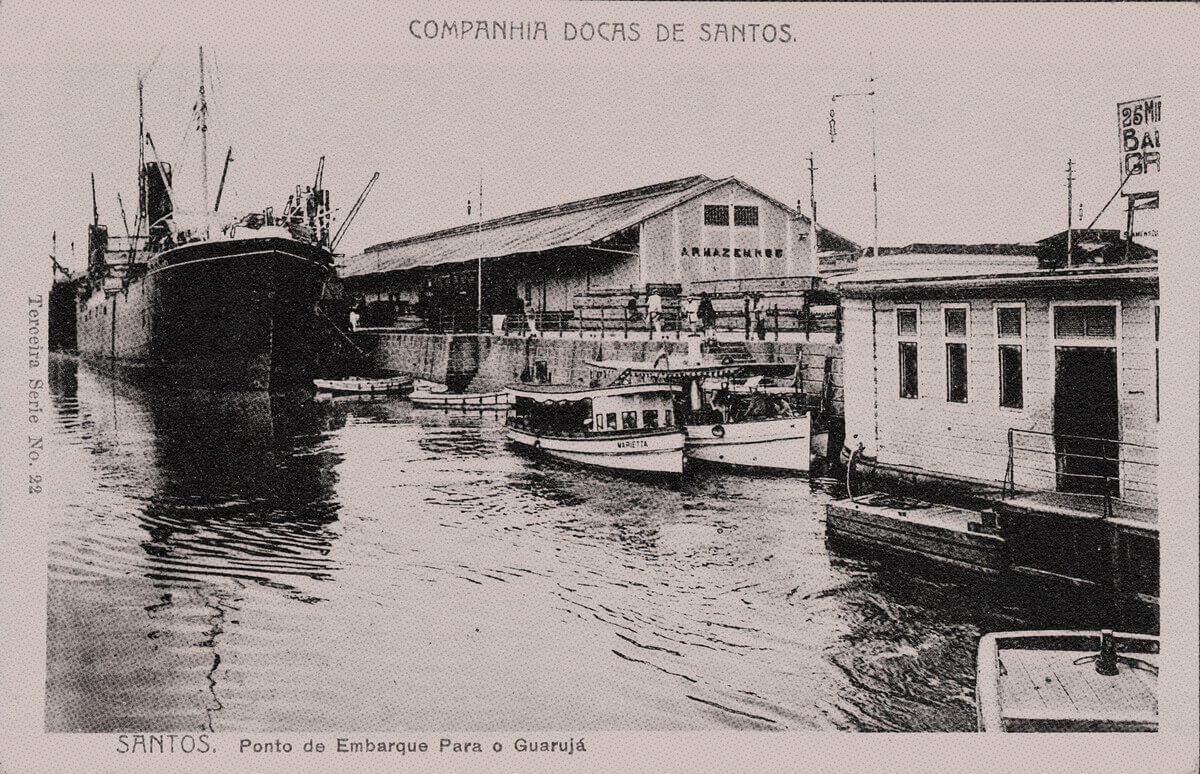 Postal da Companhia Docas de Santos, no litoral de São Paulo, durante a ditadura. Na imagem é possível ver deck no porto de Santos, com construções de madeira e um navio na água