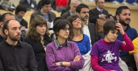 Ciro Morales, el primero por la derecha, con barba y camiseta azul, durante el juicio, el año pasado./ EFE