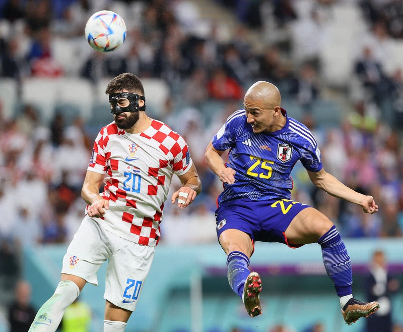 【日本－クロアチア】前半、ヘディングで競り合う前田大然（右）とクロアチアのヨシュコ・グバルディオル＝カタール・アルワクラのアルジャヌーブ競技場で2022年12月5日、宮武祐希撮影