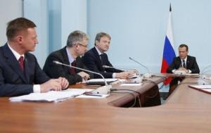 Медведев предложил создать модель развития дорог