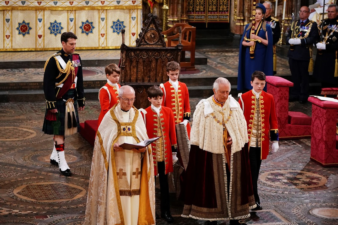 Hoàng tử George của Anh, bên trái, cùng với Vua Charles III trong lễ đăng quang của họ tại Tu viện Westminster, London, Thứ Bảy, ngày 6 tháng 5 năm 2023. (Yui Mok, Pool qua AP)