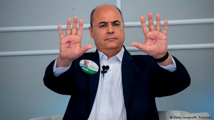 Wilson Witzel: então candidato ao governo do Rio de Janeiro, de mãos estendidas, em debate televisivo Wilson Witzel: então candidato ao governo do Rio de Janeiro, de mãos estendidas, em debate televisivo