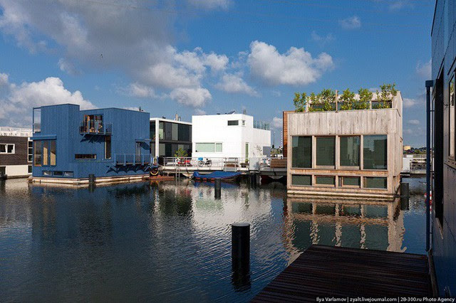 photo 6 1557218763616120359630 Ngạc nhiên với hàng trăm ngôi nhà xinh đẹp được xây nổi trên mặt nước tại Amsterdam