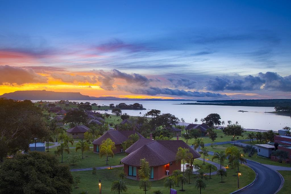 Bangalôs do Malai Manso Resort em frente ao Lago do Manso. (Divulgação)