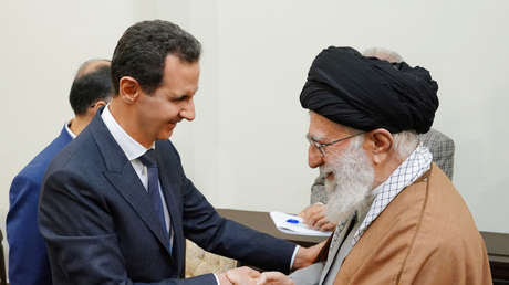 El presidente de Siria, Bashar al Assad, con el líder supremo de Irán, el ayatolá Alí Jamenéi, en Teherán, el 25 de febrero de 2019.