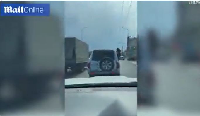 شاهد ماذا حدث لامرأة كانت ترقص من نافذة سيارة على طريق مزدحم بروسيا ؟
