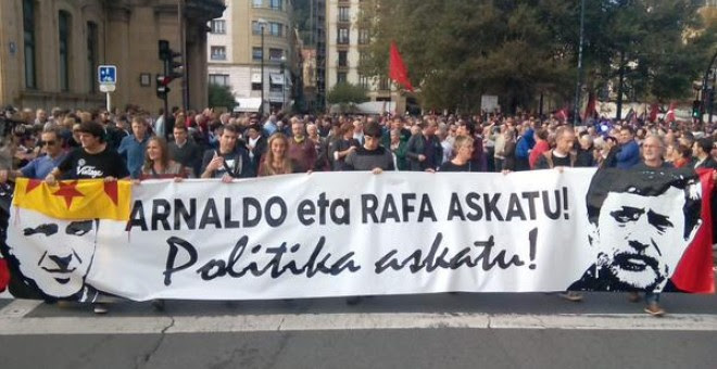 Cabecera de la manifestación por la libertad de Arnaldo Otegi y Rafa Díez Usabiaga. / EH BILDU