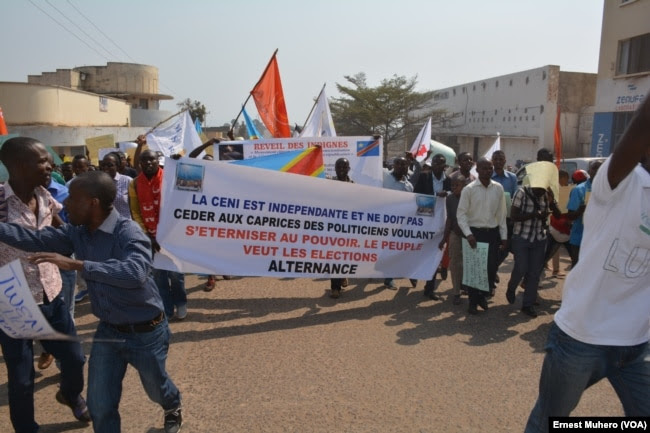 La société civile mobilisé dans les rues de Bukavu pour reclamer l'alternance, le 31 juillet 2017. (VOA/Ernest Muhero)