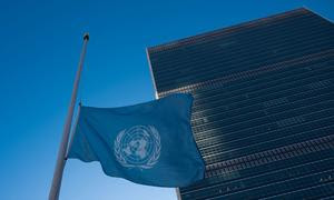 Флаг ООН перед зданием штаб-квартиры Организации в Нью-Йорке в понедельник был приспущен в память о погибших в Газе сотрудниках БАПОР.