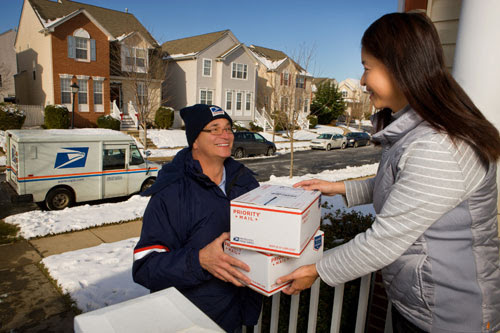 Nhân viên USPS (trái) chuyển bưu kiện tới khách hàng. Ảnh: KoreanTimes.