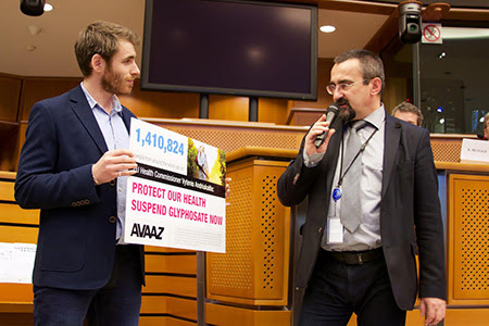 Avaaz delivers glyphosate petition at the EU parliament