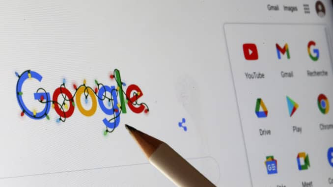 Os logotipos do Google e vários de seus aplicativos são exibidos na tela do computador.