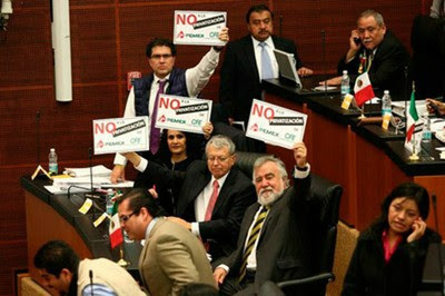Opositores a la reforma energética aseguran que se busca privatizar la industria para favorecer intereses extranjeros. Foto: Archivo.