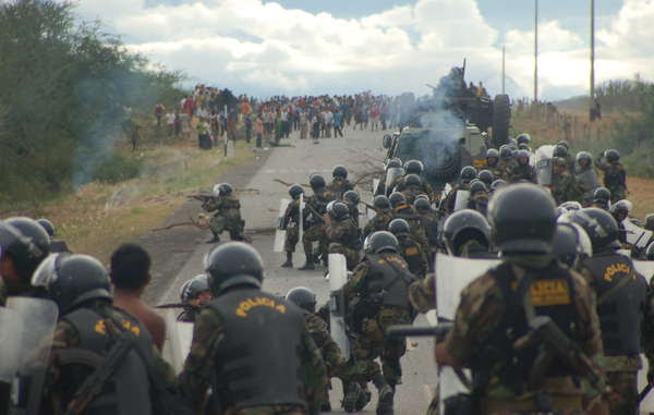 Police break up road blockade near Bagua, Peru, June 5th
