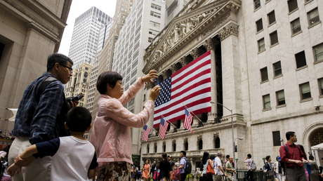 Turistas chinos toman fotografías en el exterior de la Bolsa de Nueva York (EE.UU.), el 8 de julio de 2015.