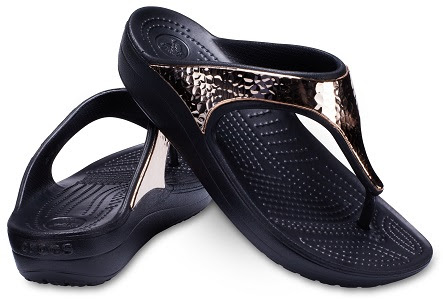 crocs sloane hammered metallic flip w
