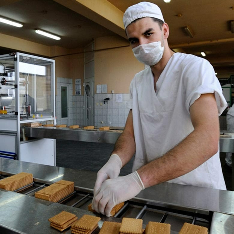 Hombre trabajando en una empresa de galletas en Bosnia y Herzegovina.