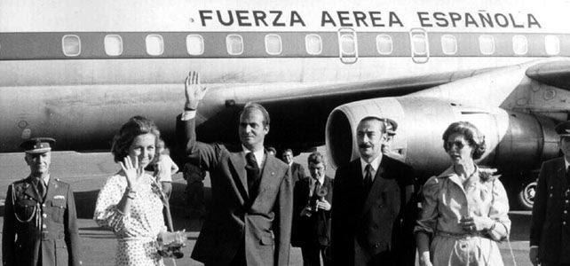 El rey Juan Carlos y la reina Sofía junto a Videla y su esposa.