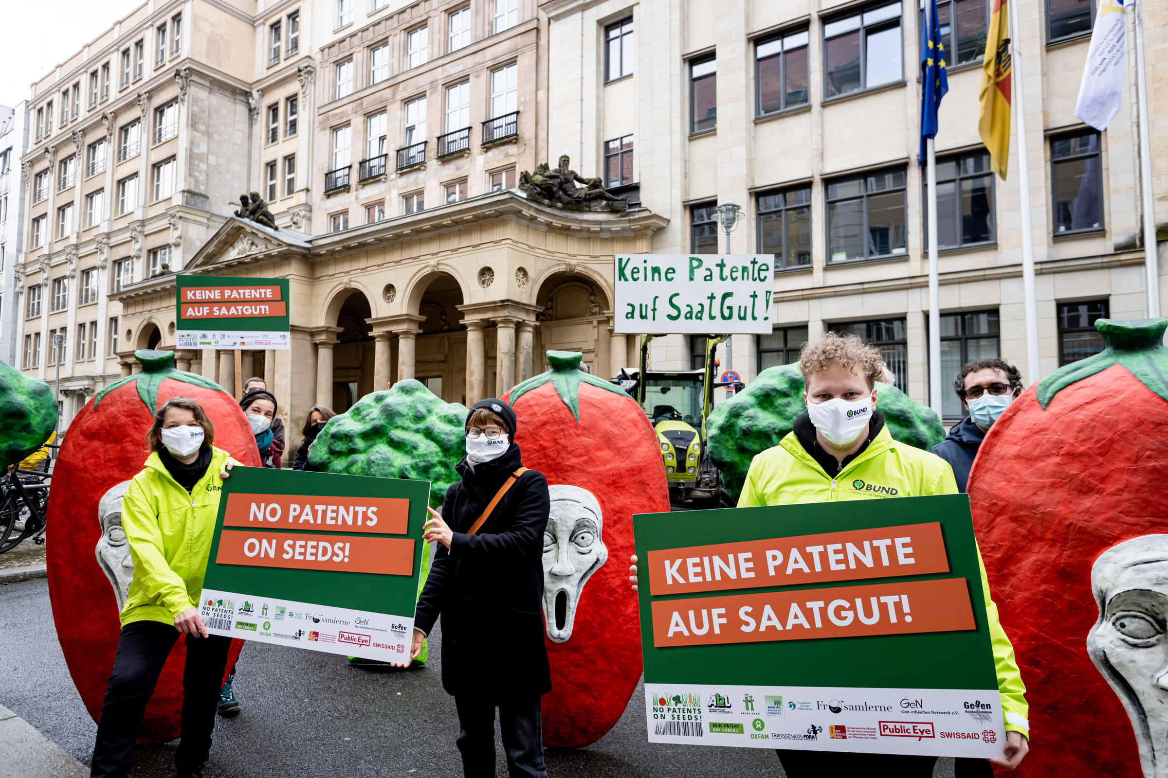 Our partners No patents on seeds recently protested in front of the German Ministry of Justice and will soon bring their screaming vegetables in protest in front of the EPO’s office in Munich right before their important meeting.
