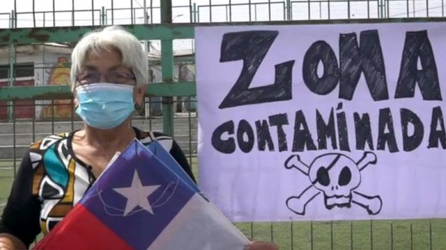 Mujer en zona contaminada en Arica
