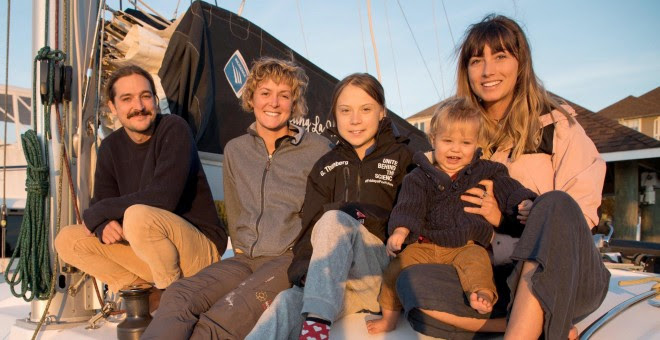 La activista Greta Thunberg posa junto a la familia australiana con la que zarpará a España. REUTERS