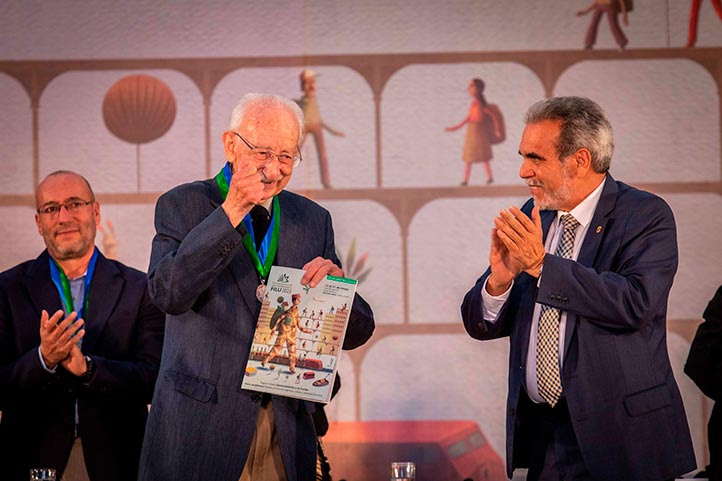 El rector de la UV, Martín Aguilar Sánchez condecoró a Enrique Federico Ortiz Flores, con la medalla en la categoría internacional