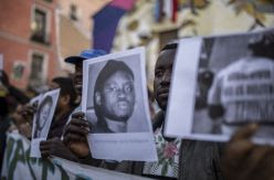 "Aquí murió Mame Mbaye": cientos de personas se reúnen en Lavapiés para recordar al mantero fallecido hace un año