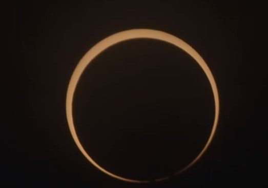 Imagem colorida de um eclipse em 14 de outubro de 2023, observado do Brasil - Metrópoles