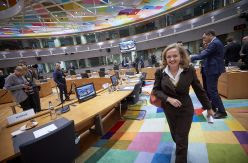 La jugada europea de Calviño para frenar la derogación de la reforma laboral: contentar a Bruselas mientras se negocia el fondo anticrisis
